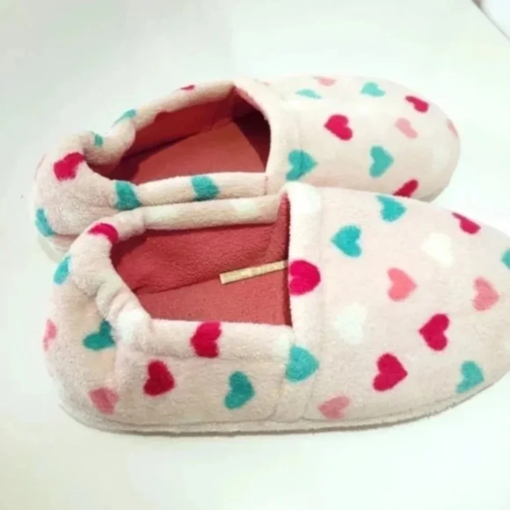 { ❤️ $5} Girls Fuzzy Fleecy Heart Slippers